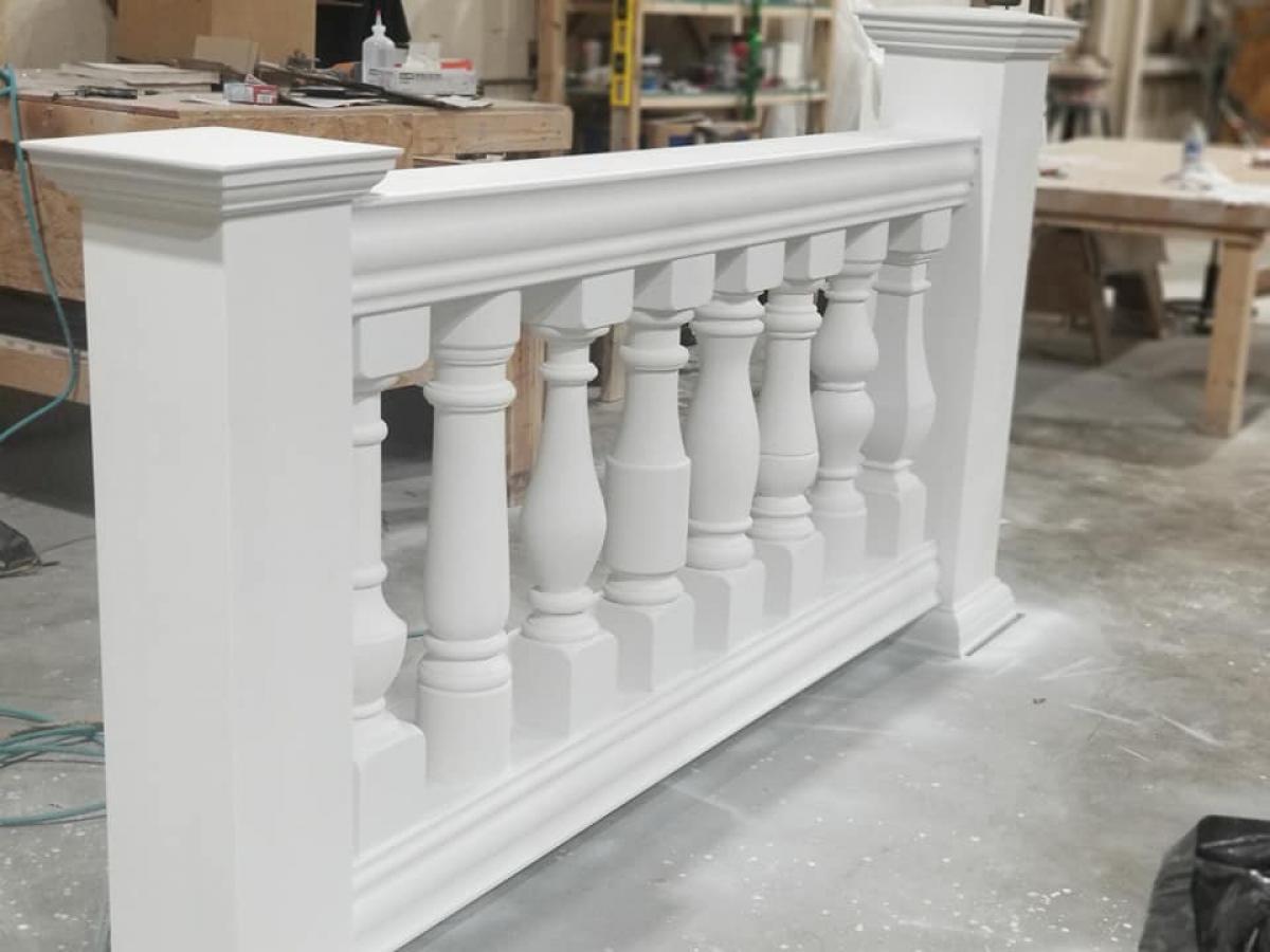 Endurathane 500 Series Lincoln Baluster: 2 1/2